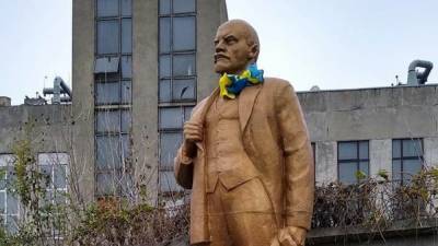 В Киеве предприниматель установил памятник Ленину: хотел немного подзаработать