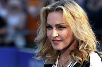 Невнимательные пользователи сети "похоронили" Мадонну вместо Марадоны: фото курьеза