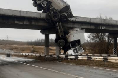 На Донбассе грузовик вылетел за мост и повис в метре над землей: фото ДТП