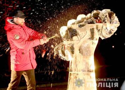 Участники акции против насилия разгромили ледяную скульптуру