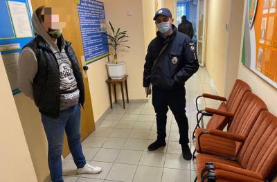 Под Киевом задержали людей, блокировавших работу избиркома