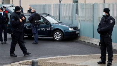Протаранивший ворота офиса Меркель водитель вышел на свободу