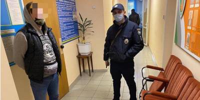 В черной одежде и в темных очках. Под Киевом группа мужчин пыталась заблокировать работу избирательной комиссии — полиция