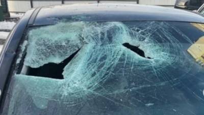 Десятки автомобилей жителей Владивостока пострадали от ледяных глыб