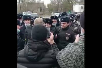 В Дагестане полицейские устроили митинг в поддержку организатора теракта