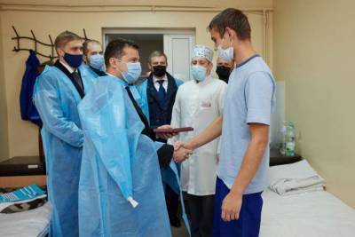 Зеленский в госпитале вручил награды раненым бойцам и военным медикам