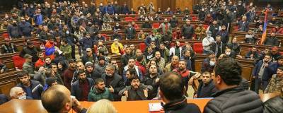 Парламент Армении отказался от отмены военного положения