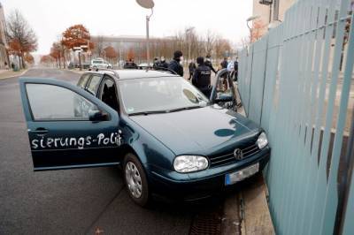 Полиция отпустила водителя, врезавшегося в ворота офиса Меркель в Берлине