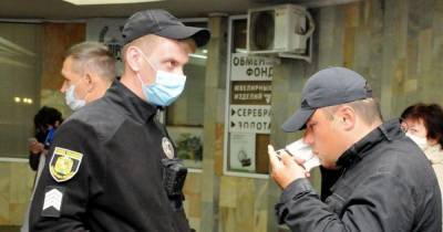 Под Харьковом мужчина напал с кулаками и газовым баллончиком на правоохранителей, когда те вручали ему повестку (видео)