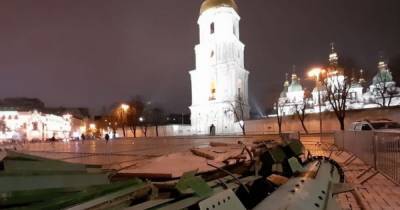 В центре Киева начали устанавливать главную елку страны (фото)