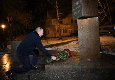 Путин возложил цветы к памятнику академику Юлию Харитону