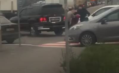 В Киеве водители не поделили дорогу и устроили драку: Видео