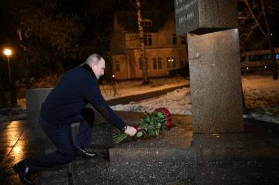 Путин возложил цветы к памятнику академику Харитону в Сарове