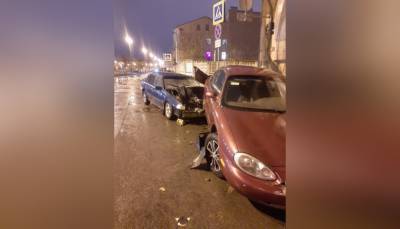 В Петербурге старая иномарка разбилась о припаркованный автомобиль