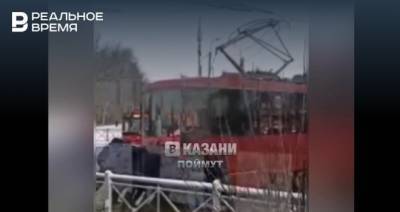 В Казани люди толкали трамвай, чтобы вернуть его на рельсы — видео