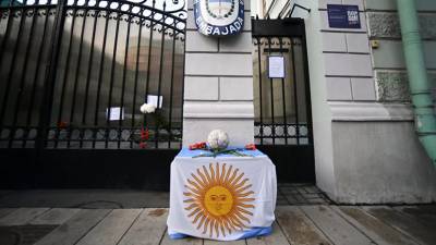 У посольства Аргентины в Москве почтили память Марадоны