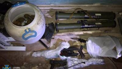 В Киеве в офисе госорганизации СБУ обнаружила тайник с оружием и боеприпасами