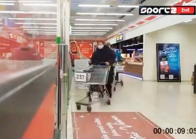 Чешский супермаркет во время эпидемии: забавное видео
