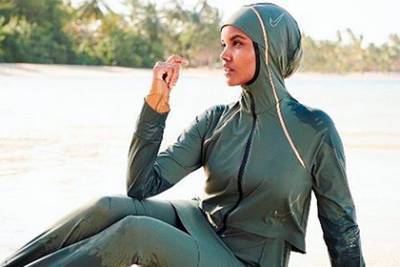Первая снявшаяся в купальнике и хиджабе модель бросила работу из-за религии