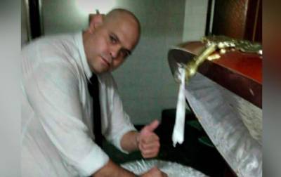 Работника похоронного бюро уволили за фото с телом Марадоны