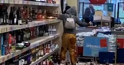 Разбила 500 бутылок с алкоголем и порезала себе руку: в Англии женщина разгромила супермаркет