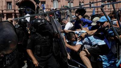 Столкновения полиции и фанатов Марадоны начались в Буэнос-Айресе