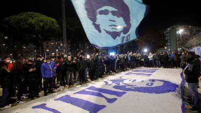 Власти Аргентины продлили прощание с Марадоной из-за беспорядков