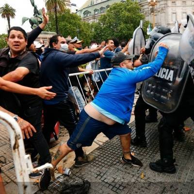 В центре Буэнос-Айреса произошли столкновения между полицией и фанатами Марадоны