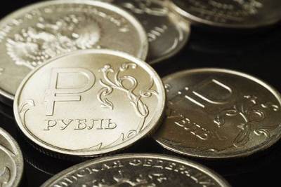 Рубль слегка снижается в рамках коррекции на ухудшении внешнего фона