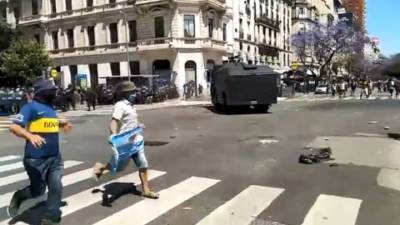 В центре Буэнос-Айреса полиции пришлось потеснить фанатов Марадоны