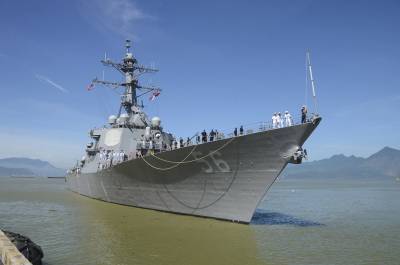 Вторжение эсминца США в воды России назвали угрозой войны