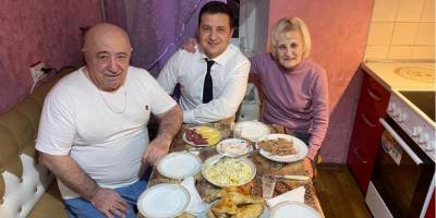 «Кривбасс, папа, мама». Зеленский показал фото с родителями на кухне