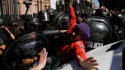 СМИ: В Буэнос-Айресе задержали девять человек во время беспорядков на прощании с Марадоной