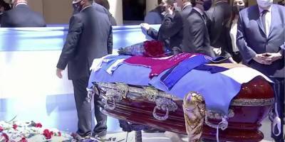 Работника похоронного бюро уволили за селфи с Марадоной в гробу — фото