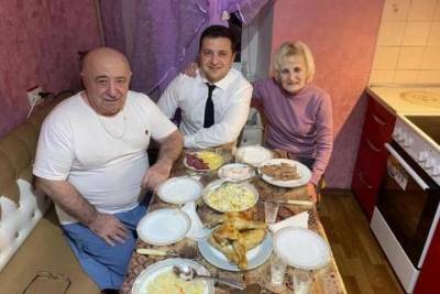 Зеленский опубликовал редкое домашнее фото с родителями