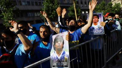Толпы людей на улице и церемония в президентском дворце: как в Аргентине прощаются с Марадоной