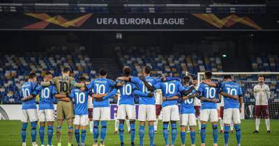 Игроки "Наполи" вышли на матч Лиги Европы в футболках с фамилией Марадоны, фанаты "зажгли" под стадионом