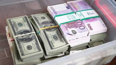 Россияне в октябре забрали с валютных вкладов более миллиарда долларов