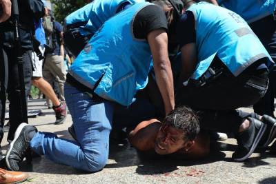 В Буэнос-Айресе произошли беспорядки во время прощания с Марадоной — пострадали десятки людей
