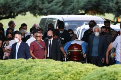 Диего Марадону похоронили на кладбище под Буэнос-Айресом рядом с родителями