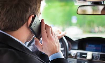 В ГИБДД разъяснили порядок наказания водителей за разговоры по телефону за рулем