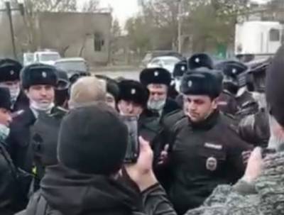 В Дагестане полицейские устроили митинг в поддержку обвиненного в терроризме коллеги