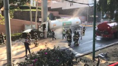 В Мехико больше 500 человек эвакуировали из-за аварии фуры с горючим