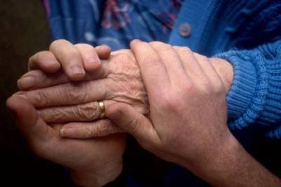 В Томской области приняли закон о приемных семьях для пожилых людей