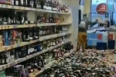 Британка разгромила прилавок с сотнями бутылок спиртного в супермаркете