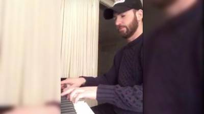 Видео с играющим на фортепиано Крисом Эвансом стало вирусным