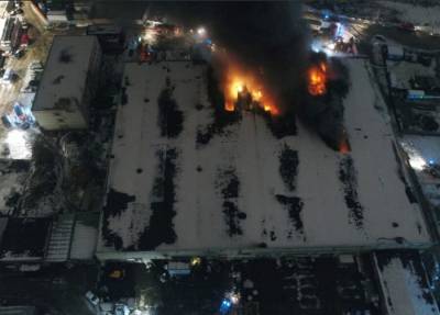 Пожар охватил здание на площади 1,5 тыс "квадратов" в Подмосковье