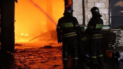 Видео мощного пожара на площади 1,5 тысячи квадратных метров в Подмосковье