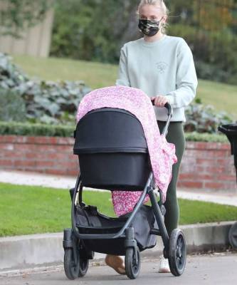 Образцовая молодая мама: Софи Тернер выбирает самые уютные наряды для прогулки с малышом