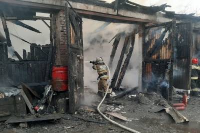 В Екатеринбурге сгорел автосервис: повреждены два автомобиля